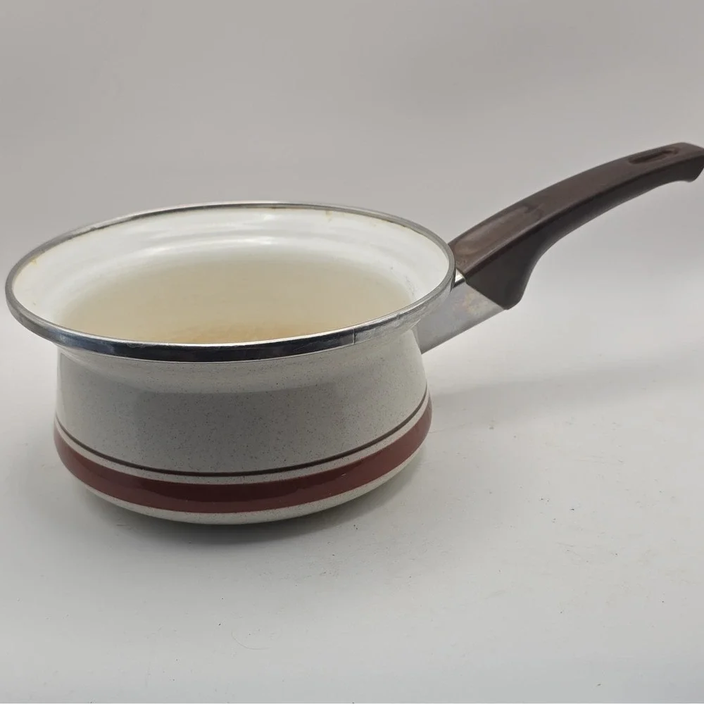 Yanko Contemporary Porcelain-on-Steel 1 qt Saucepan Long Handle White/Brown